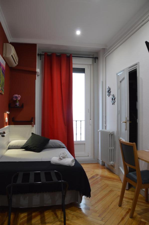 Hostal Aresol Madrid Kültér fotó