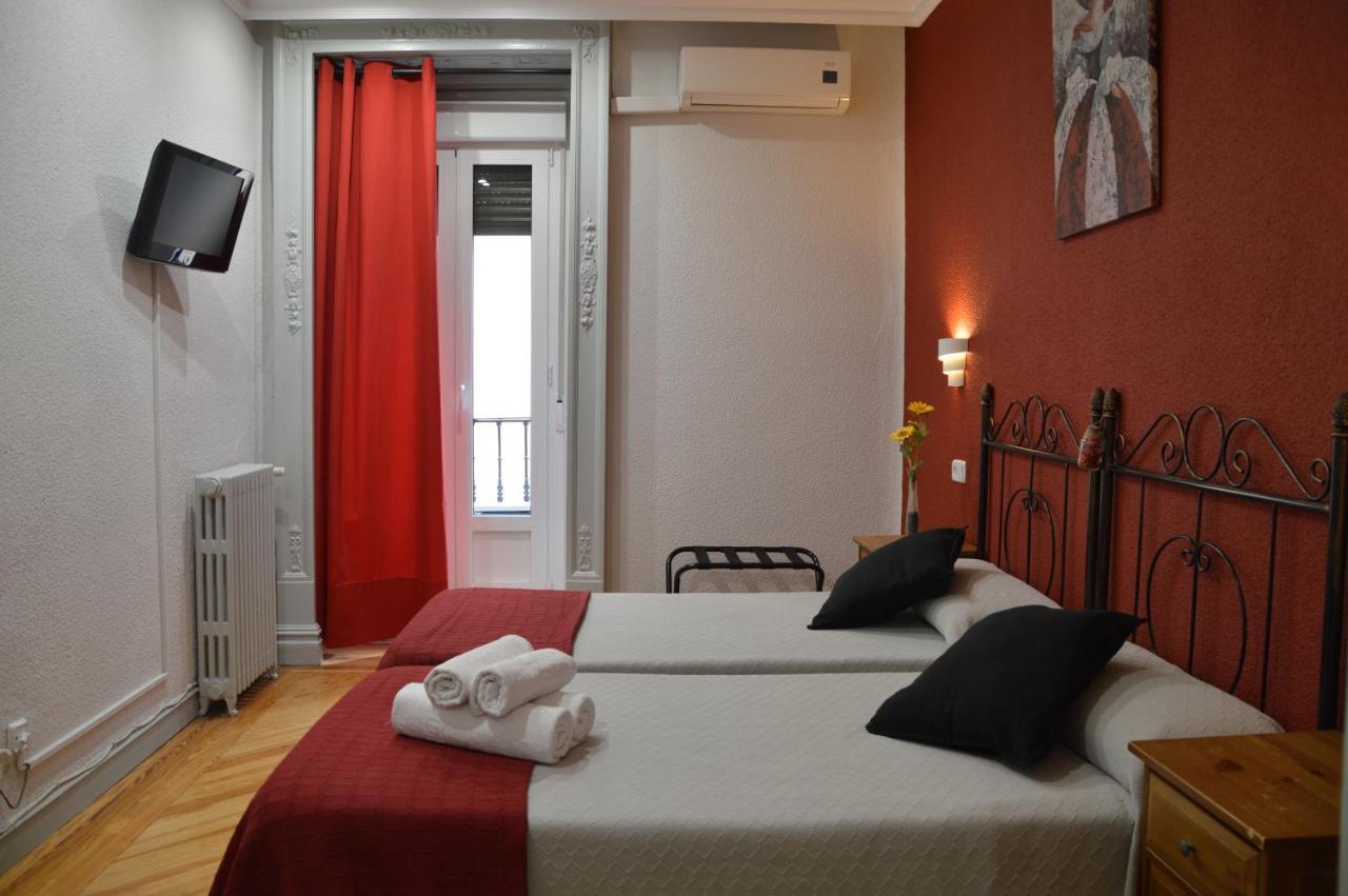 Hostal Aresol Madrid Kültér fotó