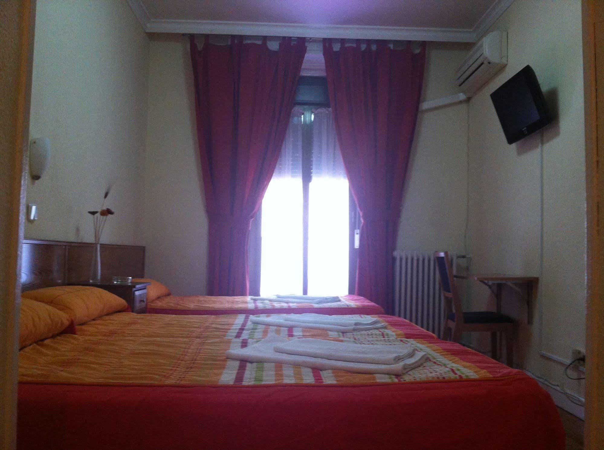 Hostal Aresol Madrid Kültér fotó