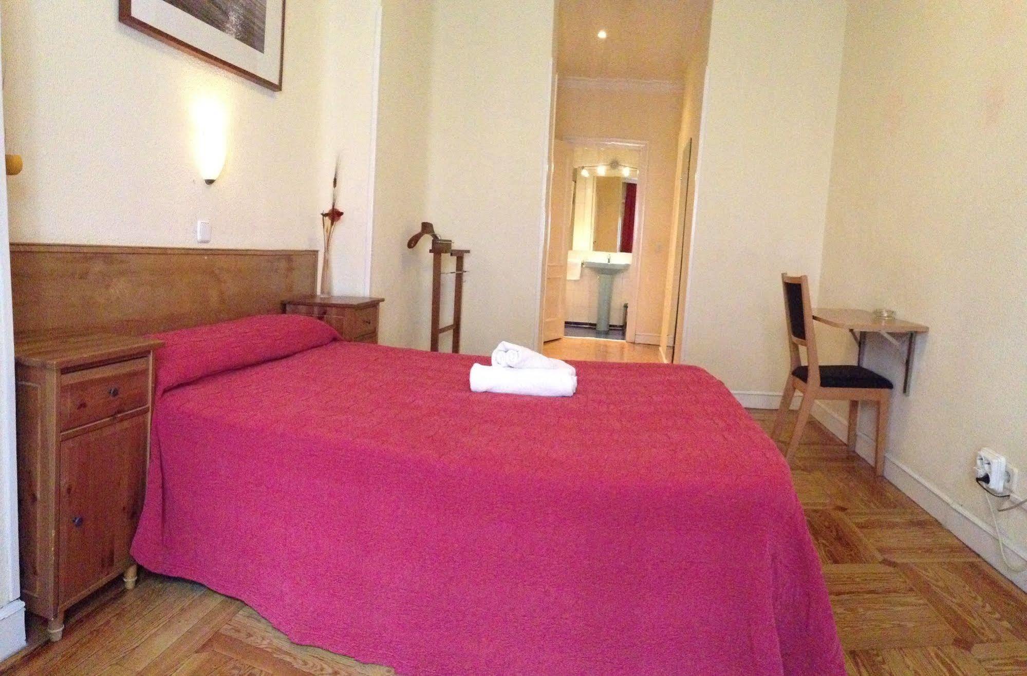 Hostal Aresol Madrid Kültér fotó