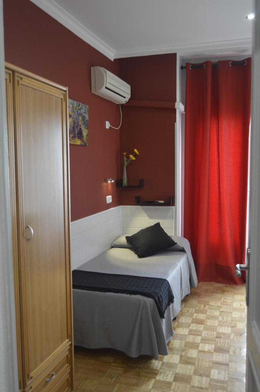 Hostal Aresol Madrid Kültér fotó